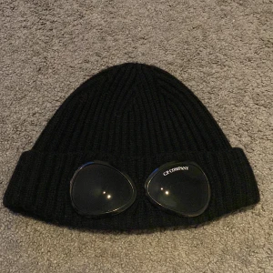 CP Company Mössa - Säljer min CP Company mössa då jag har tröttnat på den. Använd en halv vinter typ och har varit väldigt rädd om den. Nypris: 1800 Mitt pris: 700 Pris kan diskuteras vid snabb affär