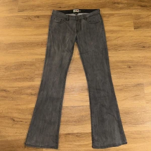Grå bootcut jeans från Circa - Säljer ett par grå bootcut jeans från Circa i bra skick. Står inte storlek förutom 5 men skulle säga s/m beroende på hur tajt man vill ha dem.