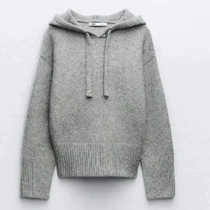 Grå stickad hoodie från Zara - Mysig grå stickad hoodie från Zara i storlek S. Den är slutsåld i butik och väldigt efterfrågad! Säljer då den inte kommer till användning🩷
