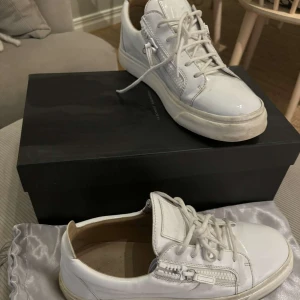 Giuseppe zanotti skor - Snygga skor från GIuseppe zanotti som är i väldigt gott skick. Box och dustbag ingår. Hör gärna av er vid frågor och funderingar😊 Mvh EAresell