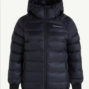 Peak Performance jacka - Säljer en svart dunjacka från Peak Performance i mycket bra skick. Jackan är perfekt för vintern med sin varma och puffiga design. Den har en dragkedja framtill och en luva. Passformen är normal. Den är använd men har inga fel alltså i bra skick! Ordinarie pris 3199