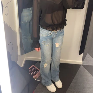 Jeans  - Jeans i bra skick lite uppslitna längst nere vid foten annars inga andra slitningar 