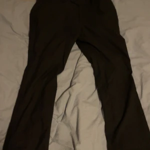 Kostymbyxor - Dressmann (mörkgrå) - • Märke - Dressmann • Färg - Mörkgrå • Storlek - 34/34 • Passform - Slim fit • Skick - Nytt med prislapp • Ordinarie pris - 699kr • Inga fläckar eller andra skador på byxorna • Kön - Herr • Passar perfekt till en kavaj när man ska på fester eller kalas och även till jobbet