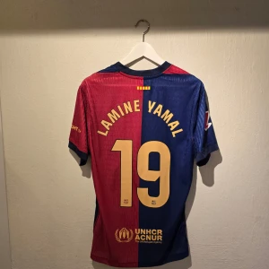 Barcelona Hemmatröja 2024/25 Vapor - Lamine Yamal #19 - Player Edition - helt ny och oanvänd. Storlek Large slimfit. Skulle säga att den är som en Medium. 