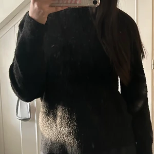 Svart stickad tröja - Mysig svart stickad tröja. är lite nopprig därför säljer jag den billigt! 