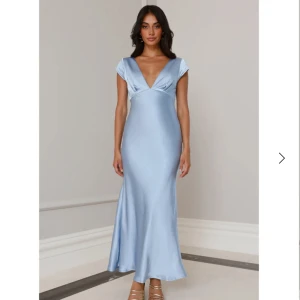 Ljusblå långklänning i satin - Intressekonflikt på denna ljusblå långklänning i satin med v-ringning och öppen rygg. Ifrån märket Hello Molly. Helt oanvänd bara testad en gång, köpt för 1700kr🥰skriv för fler bilder!