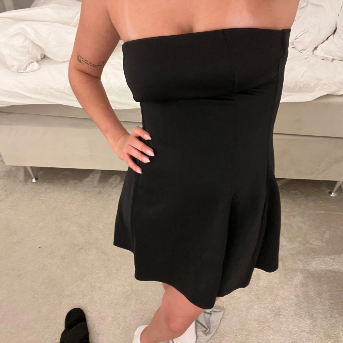 Svart axelbandslös klänning