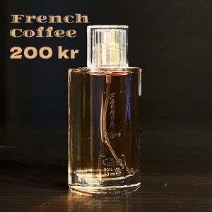 French Coffee Parfym Al-Rehab - Nytt blindköp som inte föll mig i smaken. Doften har en blandning av kaffe, sötma och varm kryddighet med inslag av vanilj, karamell och kakao. Perfekt för dig som älskar en fyllig och varm doftupplevelse. 100% kvar minus ett par sprut. OBS, Fraktkostnad tillkommer!