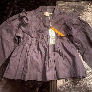 Helt oanvänd jättefin blus - Storlek 146/152 men passar även xs. Helt ny och oanvänd  då den it passa 