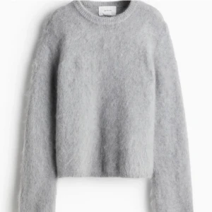 HM mohair tröja  - Supermjuk grå mohair tröja från HM, storlek L men har vanligtvis XS/S och sitter oversize på mig som jag ville, så passar allt från S-L! Använd endast fåtal gånger så säljer då den inte kommer till användning riktigt, pris kan absolut diskuteras vid snabb affär😇