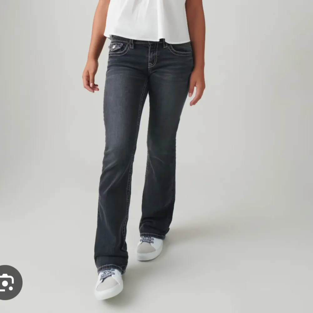 Säljer dessa populära Gina Tricot young lowwaist jeans i storlek 170. Endast använda några fåtal gånger så väldigt bra skick. Dem är lite långa på mig som är 155 som man ser på tredje bilden. Passar som en S skulle jag säga.. Jeans & Byxor.