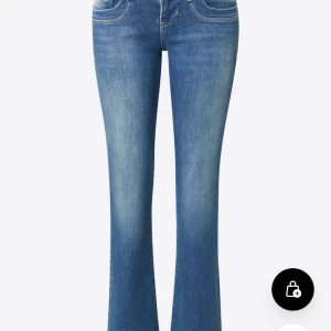 Blå bootcut jeans - Säljer ett par snygga Ltb  blå lowwaisted bootcut jeans i mycket bra skick. Knappt använda då jag köpte fel storlek, ny pris 1000. Skriv för egna bilder eller frågor💕