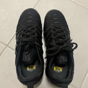 Svarta vapormax - Säljer ett par svarta vapormax i bra skick. Perfekta för både vardag och träning. Skorna har snörning och en modern design som passar till det mesta.