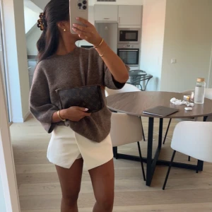 Arket tröja - Säljer min helt nya arket tröja, då jag har köpt en annan liknande 🤍den är i storlek XXS, men oversized i modellen så skulle passa XXS-M