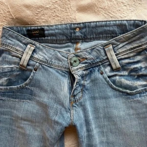 Lågmidjade bootcut lee jeans - Perfekta jeans men tyvärr förstora😓 Inga defekter. Midjemått: 36cm, innerbenslängd: 74cm. Hör av er vid frågor!🙏🏻