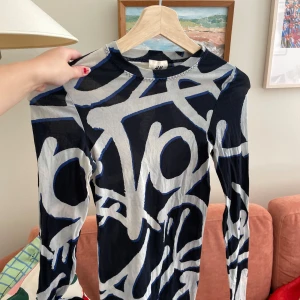 H&M studio topp  - Tröja från H&M studio. Strl XS. Lite urtvättad men fortfarande fin! Se även mina andra annonser, 3 för 2 på allt! 💫