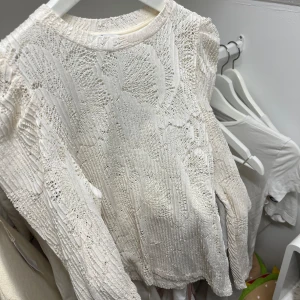 Blus från Cubus  - See true blus med blom detalj🌸använd 1 gång🌸 Den är lite mer krämvit än vad de ser ut som på bilden🐚