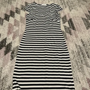 Klänning  - En randig klänning, kortärmad, från Soyaconcept, storlek XS