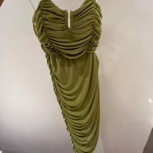 Festklänning  - Jätte fin kort festklänning kommer till knäna , helt NY aldrig använd! 