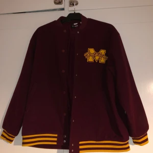 Varsity- Collage jacka  - Knappt använd alls Oversized S
