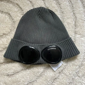 Cp company mössa  - Hej, jag säljer en cp comany mössa som är i onesize. Mössan är i bra skick och använd fåtal gånger. Vid någon fundering är det bara att höra av sig. 
