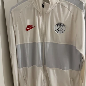 PSG zip tröja - Säljer min PSG zip tröja för 400kr i bra skick