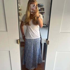 Mango långkjol - Jättesnygg långkjol från Mango med dragkedja i ryggen. Storlek M men sitter mer som än S. Använd 3-4 gånger.
