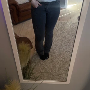 Svarta jeans  - St L low w Slits på låret Superfin passform  Använd en gång 