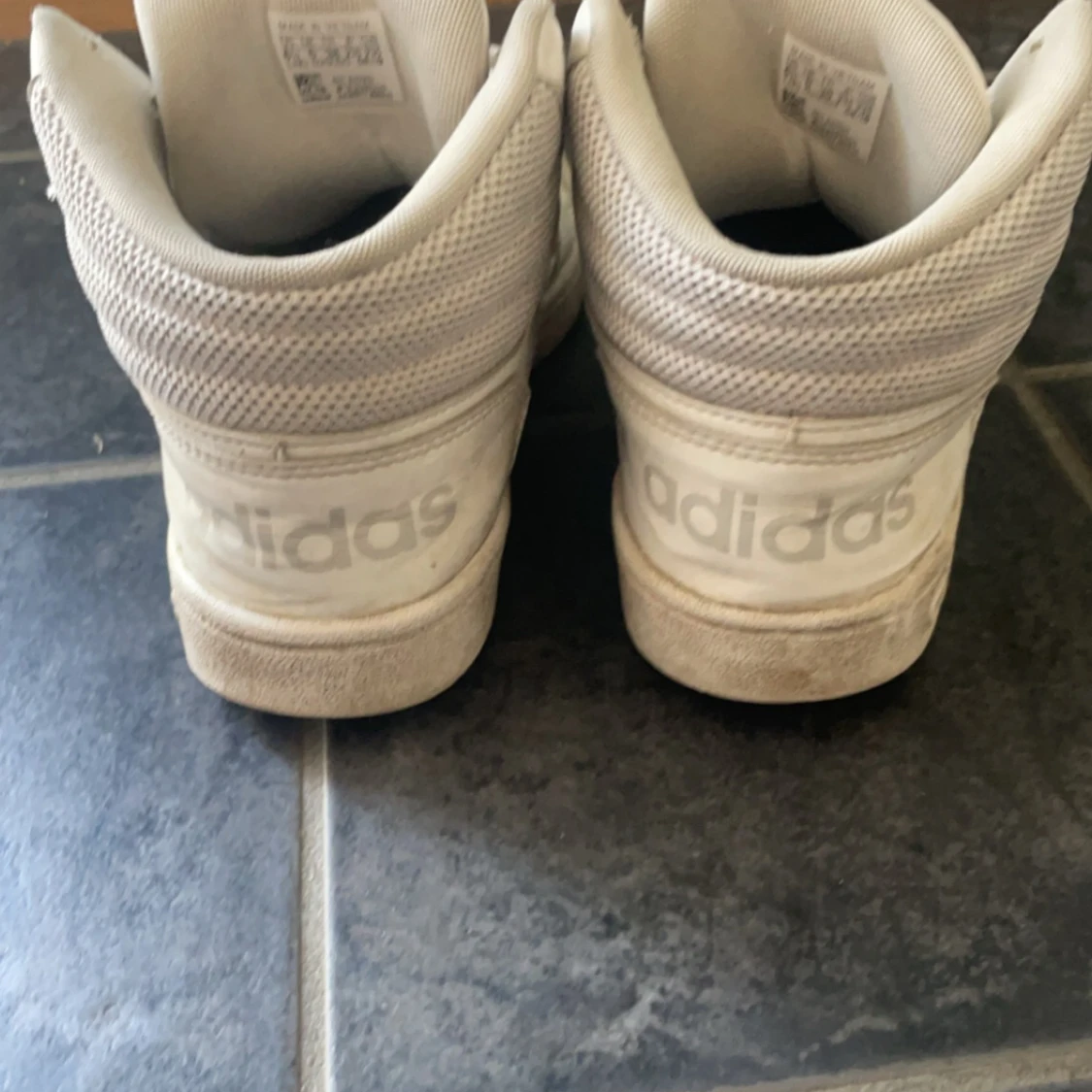 Jag säljer dom här jätte fina vita Adidas skorna för dom inte kommer till användning, dom säljs för bra pris! Dom är använda men i väldigt gott skick ( lite smutsiga men allt går att få bort pga att det är läder )  #adidas #billigt #populärt - 90