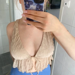 Beige topp - Super fin topp från SHEIN, aldrig använd tyvärr. Knyt där fram men det går att flytta vart man vill ha den.
