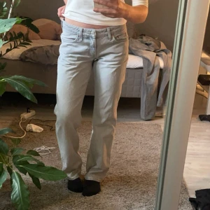 Weekday jeans - ”Arrow low” jeans från Weekday. Säljer då de blivit för små på mig. Gråblåa i färgen. Använda en gång