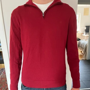 These Glory Days tröja röd/vinröd - Säljer nu min tröja från These Glory Days som sällan använts. Den är storlek Large men sitter bra på Medium. Köpte tröjan för 900kr men sparade tyvärr inget kvitto. Den är gjord 100% Merinoull och tvättas i tvättmaskin. Tröjan saknar defekter/fläckar