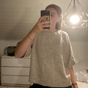 Beige stickad tröja från 157 - Säljer en supermysig beige stickad tröja från märket 157. Den har en avslappnad passform med korta ärmar och en rund halsringning. Perfekt för höst och vinter när du vill hålla dig varm och bekväm. Tröjan är i storlek S och passar perfekt till både jeans och kjol. 🧶✨