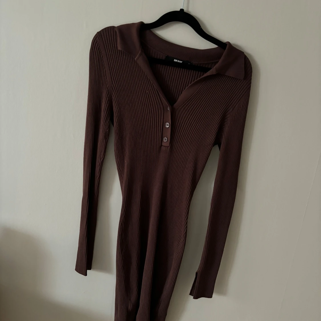 Brun ribbad klänning från BikBok