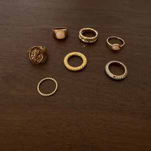 Diverse ringar  - Diverse ringar som inte används.  Olika storlekar, olika skick och olika märken. Bla Safira, Muli collection.  100kr/st 500kr för alla.  Kan skickas om köparen står för frakten. 