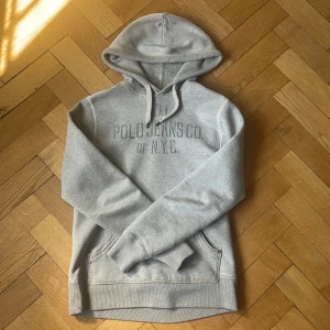 Ralph Lauren Hoodie  - Säljer nu denna sällsynta Ralph Lauren Hoodie då den inte kommer till användning. Storlek M passar som M. Nypris ligger runt 2000 men säljer för bara 799kr! 