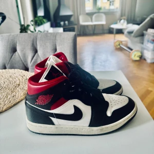 Jordans air skor  - Bra skick, använt några gånger bara. Säljer pågrund av att jag inte använder dessa längre! ❤️ 490 kr + 55 kr