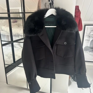 Meotine jacka - Säljer nu min meotine jacka då den ej kommer till användning längre! Lite noprig men går lätt att lösa med en maskin som tar bort noppror. Annars är den i myvket gott skick!!😀