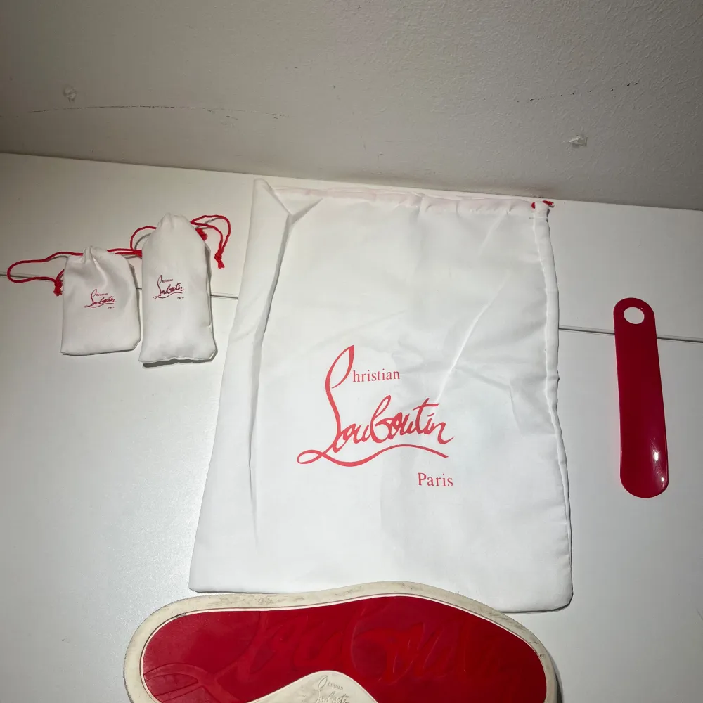 Säljen mina ungefär 1 år gamla Christian Louboutin dojor i storlek 43. Skicket på skorna är 7,5/10. De har tecken på användning men på avstånd är det ingenting som syns. Säljs pga att jag ska köpa nya skor. Öppen för prutning 👍. Skor.