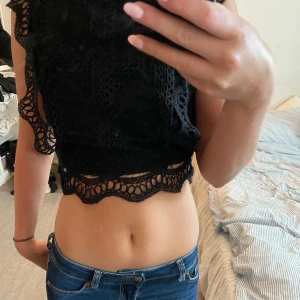 Supersöt fest top - Amdvänd några gånger men i bra skick, älskar verkligen dena tröja men inte andvant på länge 🌺