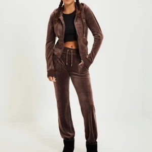 Brun juicy couture  - En brun juicy couture set säljer både koftan och byxan. Koftan är i strl XS och byxan är S. Setet är sparsamt använt så det är i god skick.