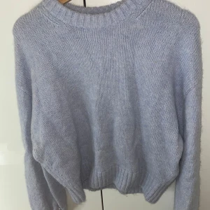 Stickad Tröja - Snygg varm, gosig stickad tröja i topp skick. Köpt för länge sen på hm. Inte blivit mycket använd och perfekt till hösten eller vintern. Skriv om någon vill ha flera bilder🦢❤️