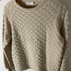 Mönstrad Tröja  - Denna fina tröja är ifrån Only och köpt för runt 2 år sen. Den har inte kommit till användning mycket och är i super bra skick. Materialet är stickat och är super skön. Skriv för mer bilder🦢🎀