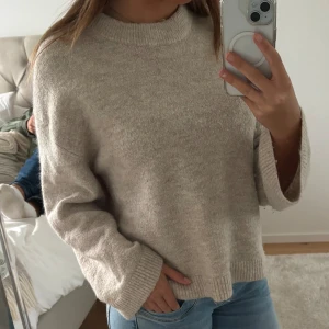 Stickad tröja  - Beige stickad tröja som är perfekt nu till hösten😊jättefin passform 