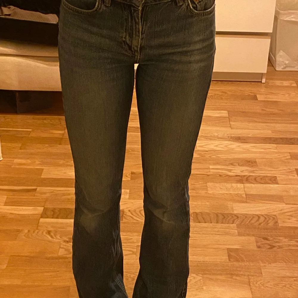 Blå jeans från ginatricot. Jätte snygga men har blivit för tighta på mig. Storleken är 34 fast dom har stretchat ut vid midjan och låren. Dom har även ett litet hår på höger bakficka. Jag är 169 och byxorna går ända ner till mina fötter.. Jeans & Byxor.