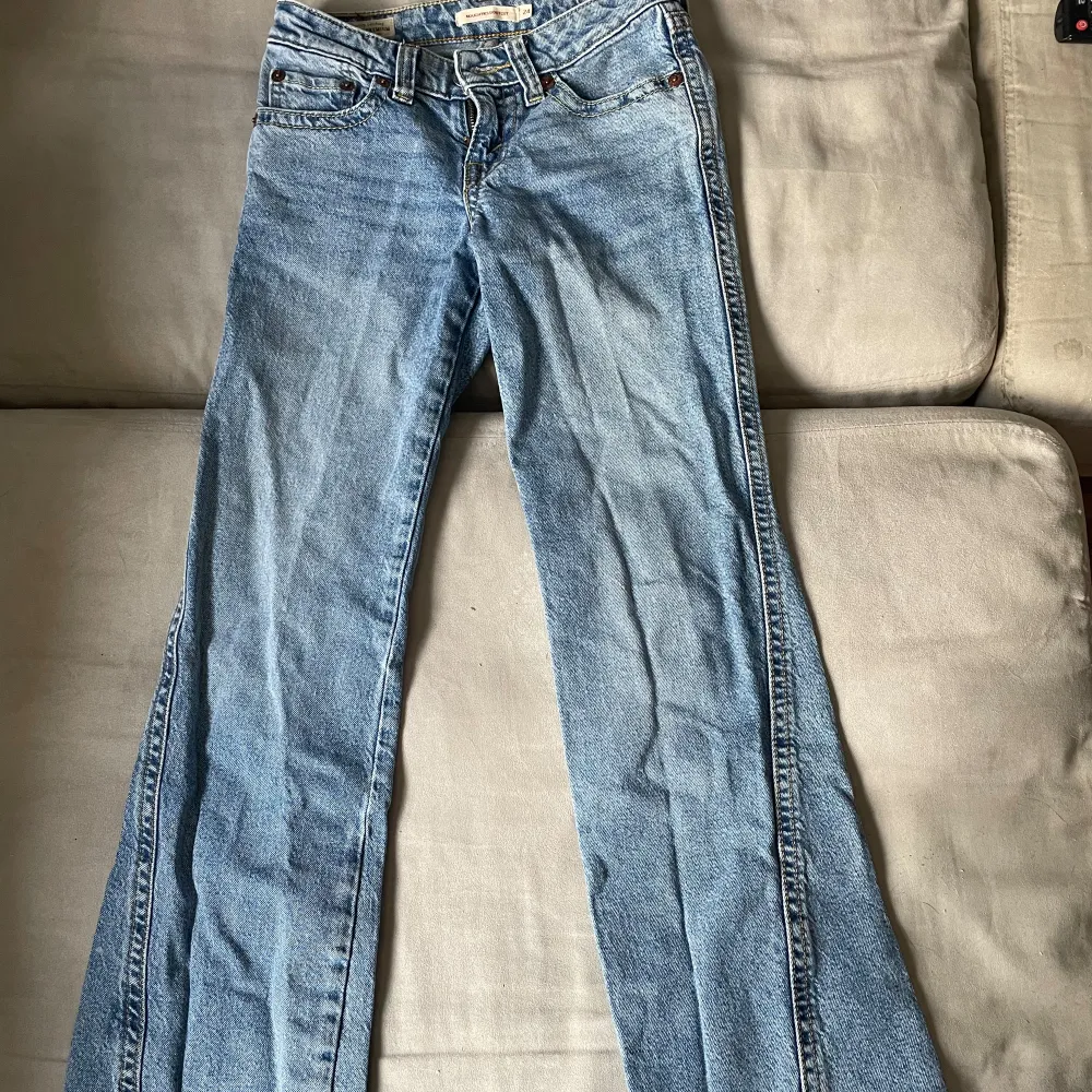 Blå jeans på Levi’s i bra skick. Använda ett fåtal gånger i storlek 24.. Jeans & Byxor.