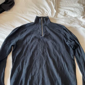 Tröja - Två st half-zip från Jack and Jones. En beige och en blå. Båda storlek L. 50kr styck. Säljes ej separata 