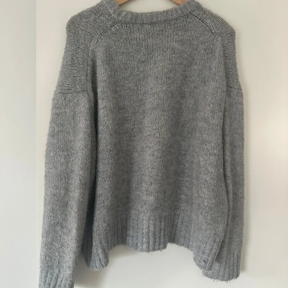 Den grå tjocktröja från Zara, overzised i storleken. Jättefin! . Neuleet.