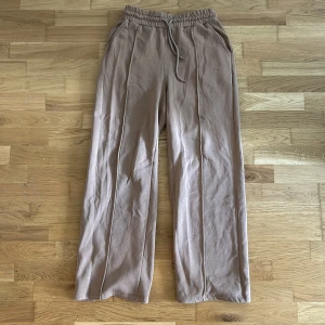 Bruna mjukisbyxor - Bruna lite tjockare mjukisbyxor från Ellos. Väldigt fina och använd några fåtal gånger. Stora och pösiga i storleken, både längd och bredd, därav jag säljer dem. Mjukt inuti och utstickande ränder fram på benen. Bara legat i garderoben ett något år!