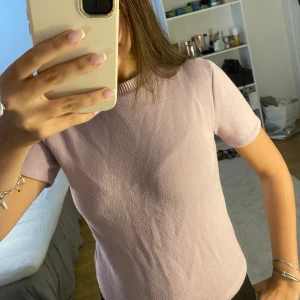  stickad t-Shirt från zara  - Jätte söt stickad t-Shirt från zara. Säljer då den inte längre kommer till användning☺️ varan är i bra skick. Skriv för fler bilder🩷